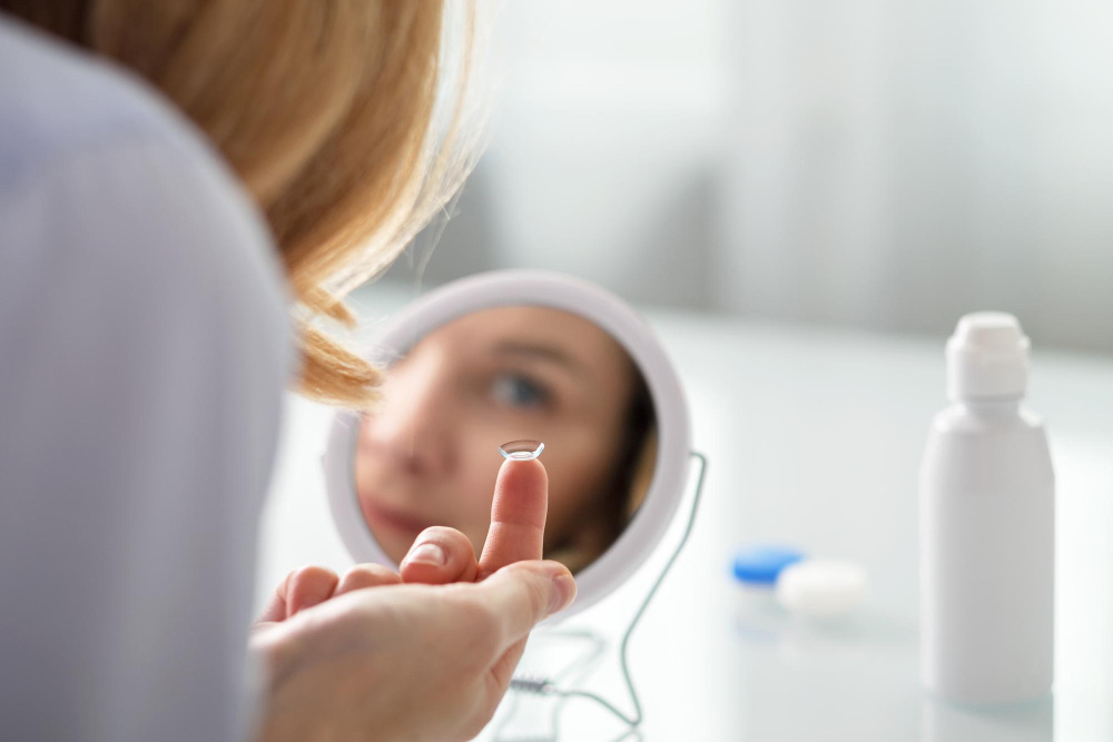 إدارة الحساسية أثناء ارتداء العدسات اللاصقة